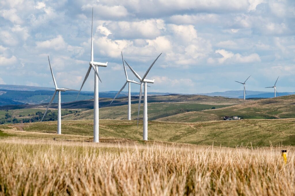 Maquinação CNC para a indústria das energias verdes renováveis: Explorando aplicações e vantagens